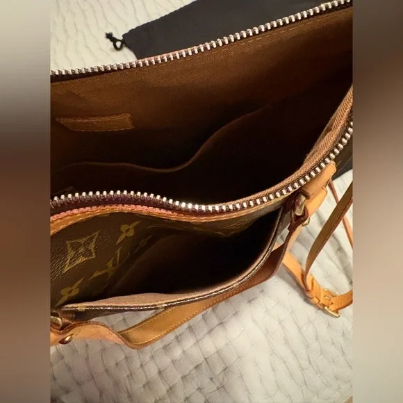 LOUIS VUITTON
Monogram Canvas Odeon GM - Picture 8 of 16